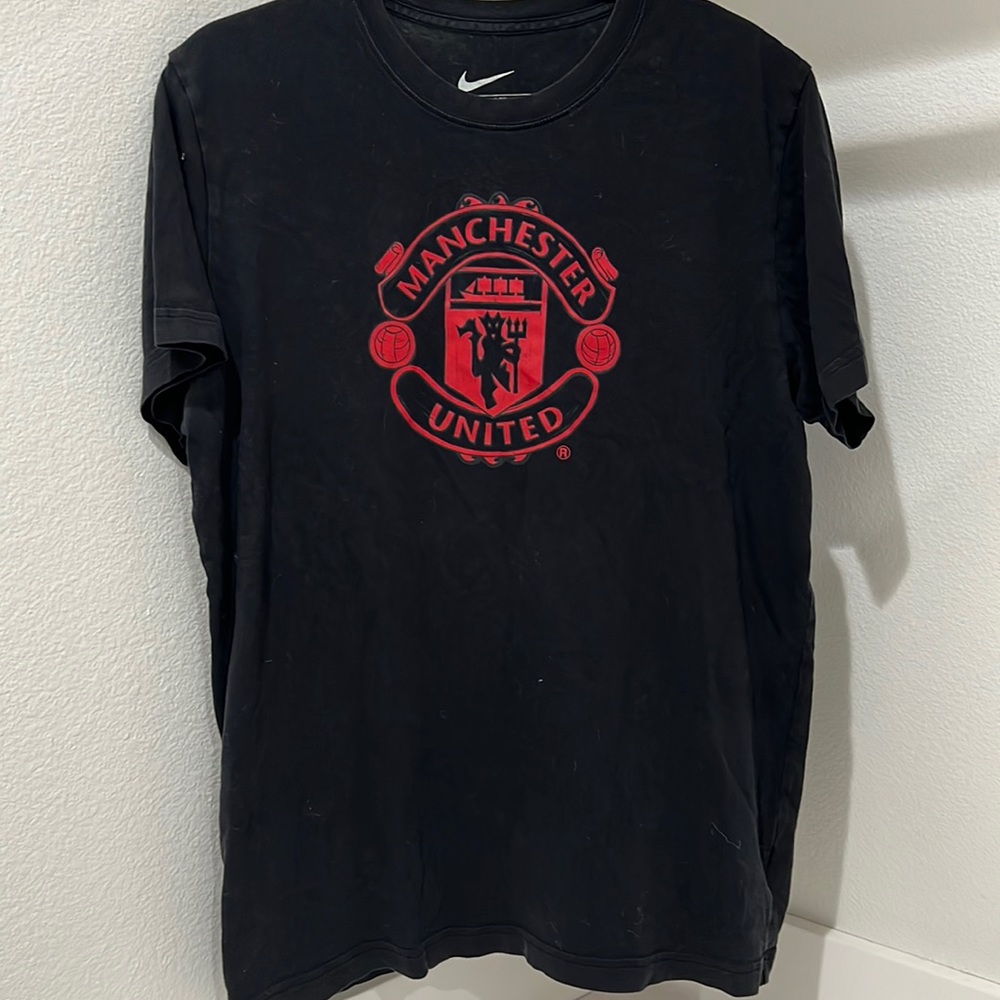 Men’s Nike Manchester United Graphic Tee, size XL.